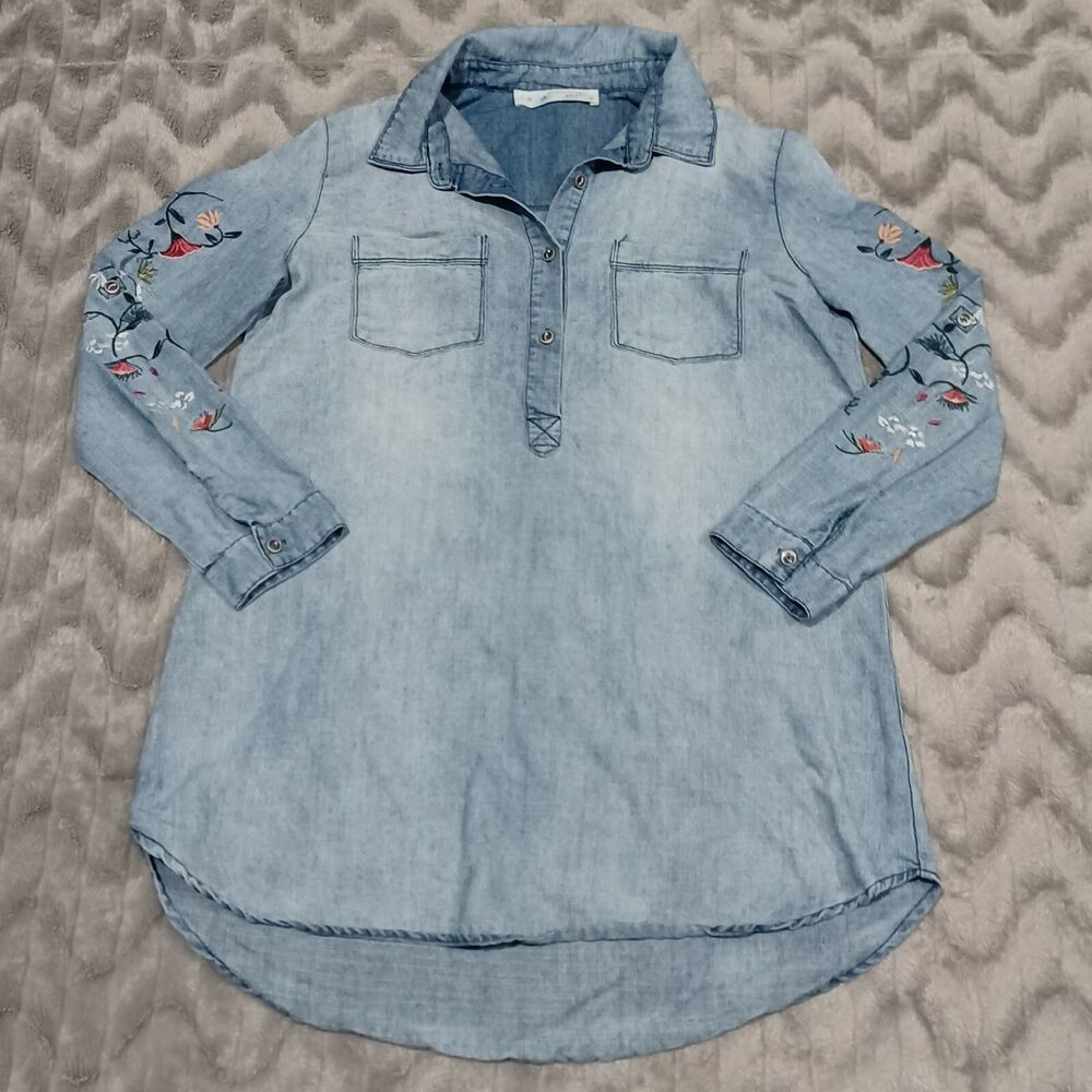 Her Entire Name Says Grace Womens Size S Blue Floral Chambray L/S Tunic Top
